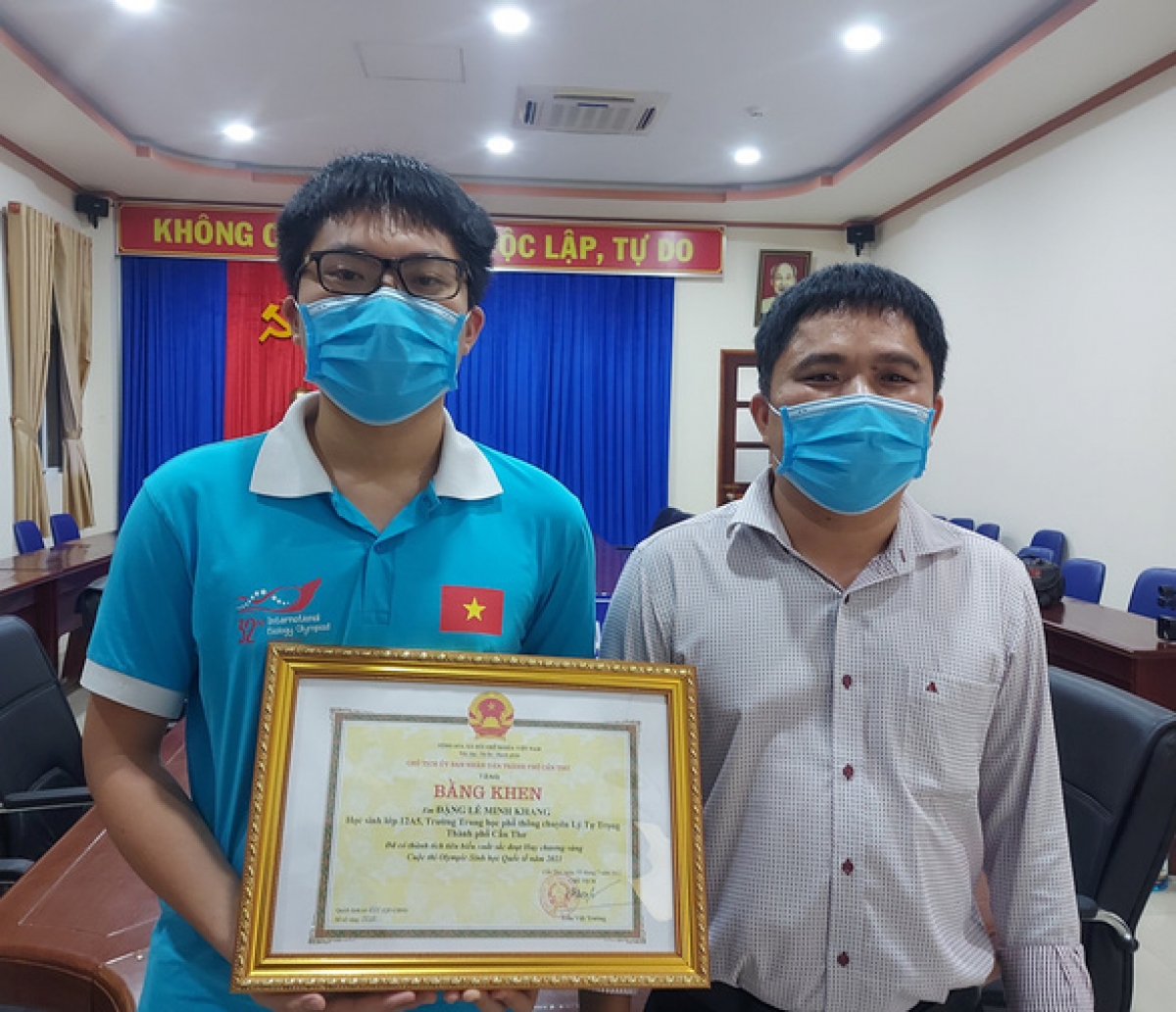 Đặng Lê Minh Khang, học sinh lớp 12, Trường THPT chuyên Lý Tự Trọng và bố. Ảnh: tuoitre.vn