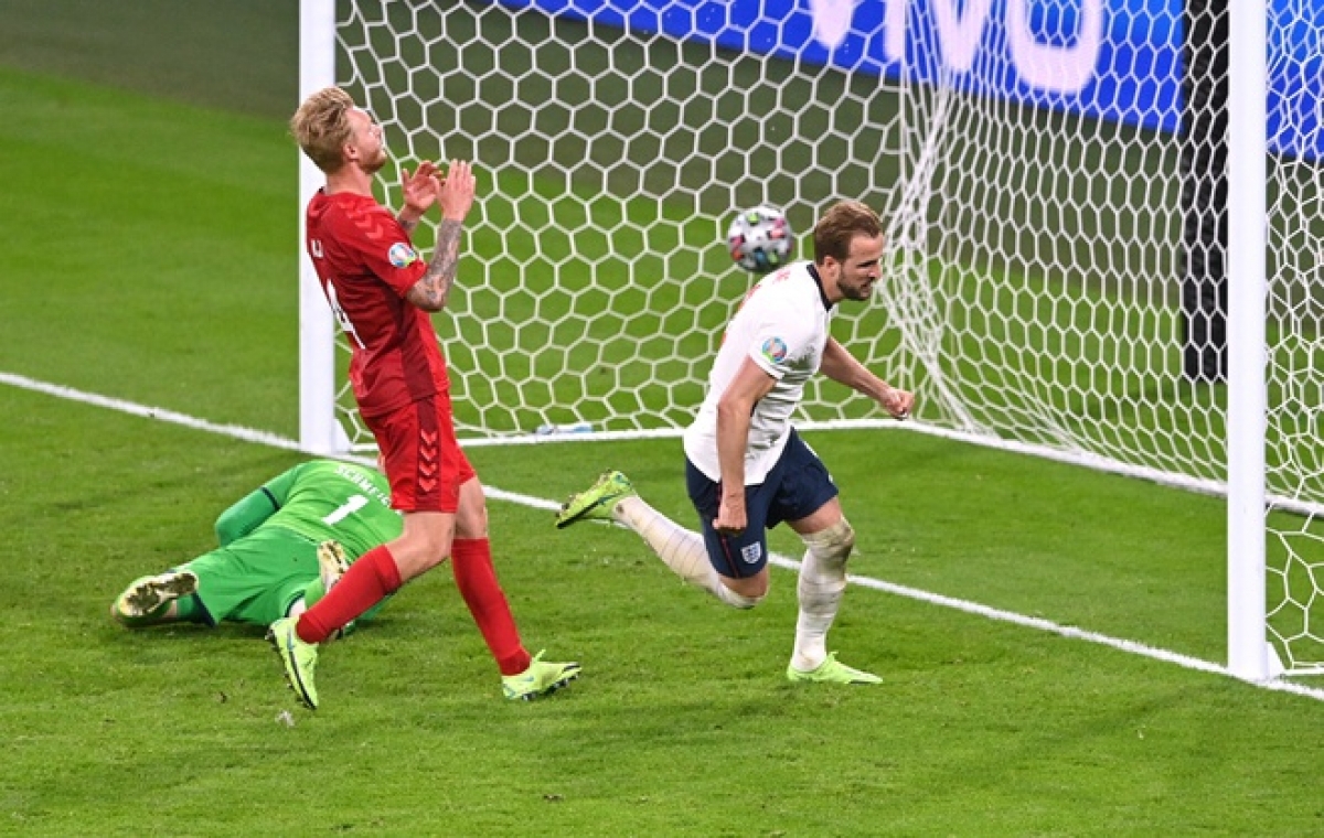 Harry Kane ghi bàn nâng tỷ số lên 2-1 cho đội tuyển Anh.