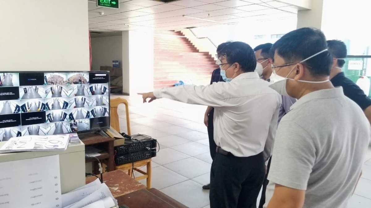 Đoàn kiểm tra khu cách ly tập trung tại Trường Đại học Ngoại ngữ - Tin học TP.HCM