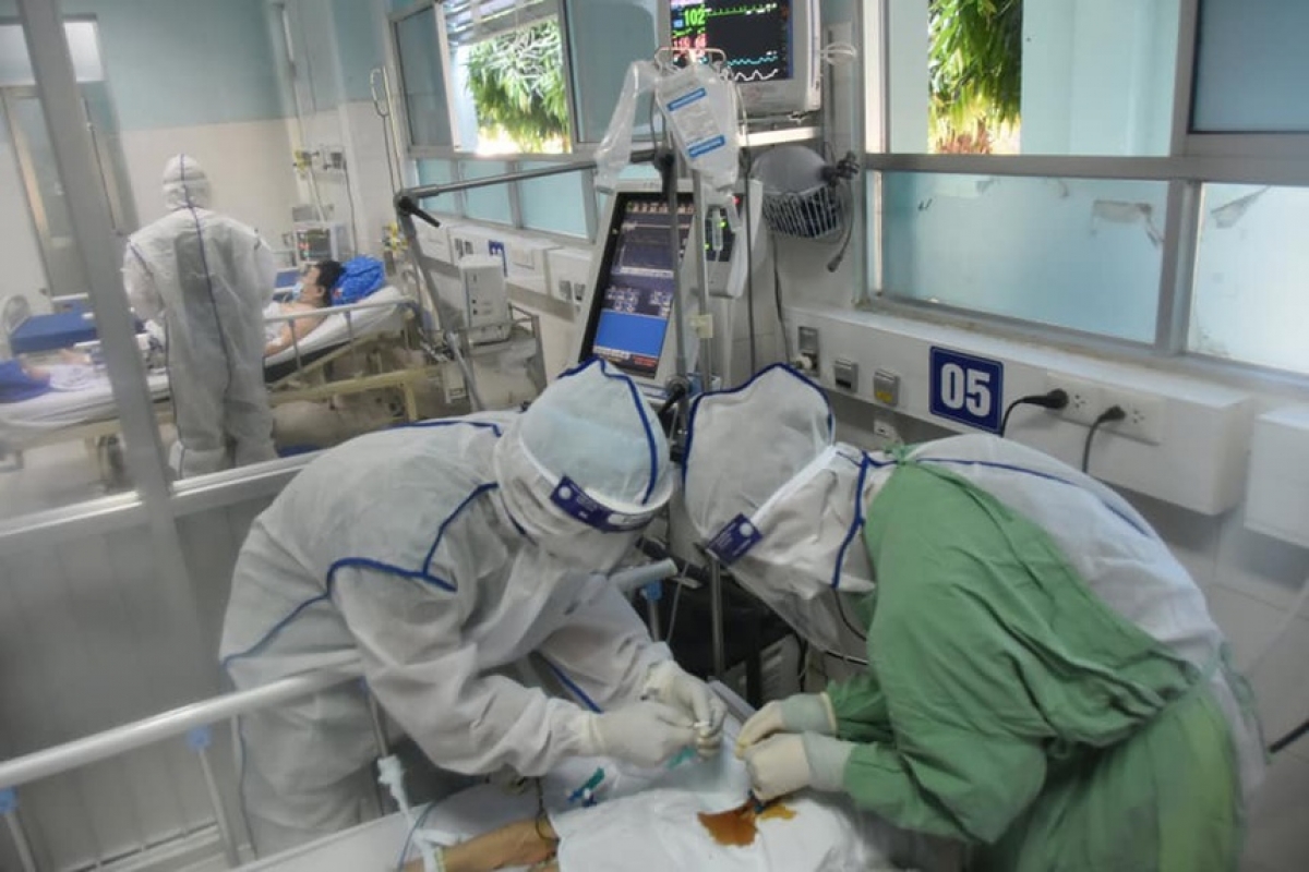 Số ca mắc tăng cao, lượng bệnh nhân nặng, nguy kịch nhiều lên, tạo áp lực lớn cho đội ngũ điều trị của TP.HCM. Ảnh: Khôi Nguyễn, Khánh Phương.