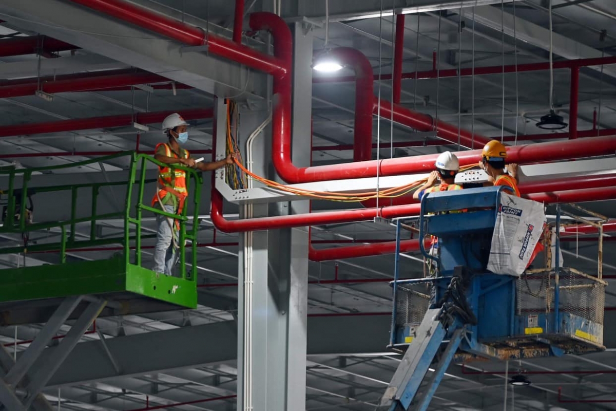 Công nhân thi công đường điện cho Bệnh viện dã chiến 2 Bình Dương