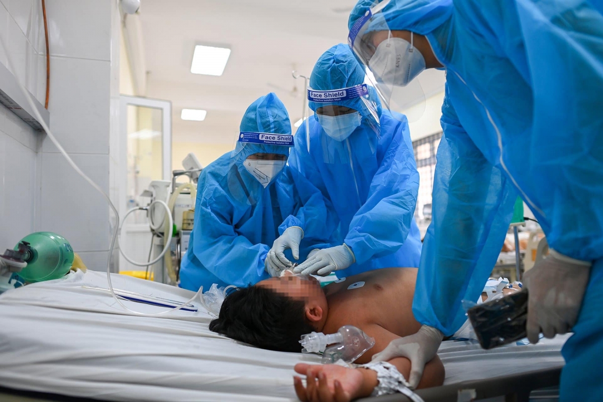 Hồi sức tích cực cho bệnh nhân trong khu ICU tại Bình Dương