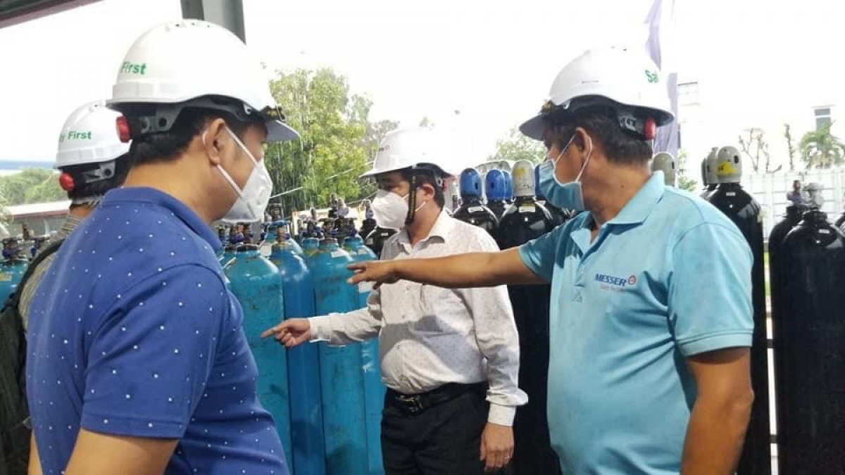 Tổ Thường trực đặc biệt của Bộ Y tế thăm và kiểm tra sản xuất cung ứng nguồn oxy y tế tại Công ty TNHH Khí Công nghiệp Messer Việt Nam (Khu công nghiệp Việt Nam Singapore I, TP.Thuận An, tỉnh Bình Dương