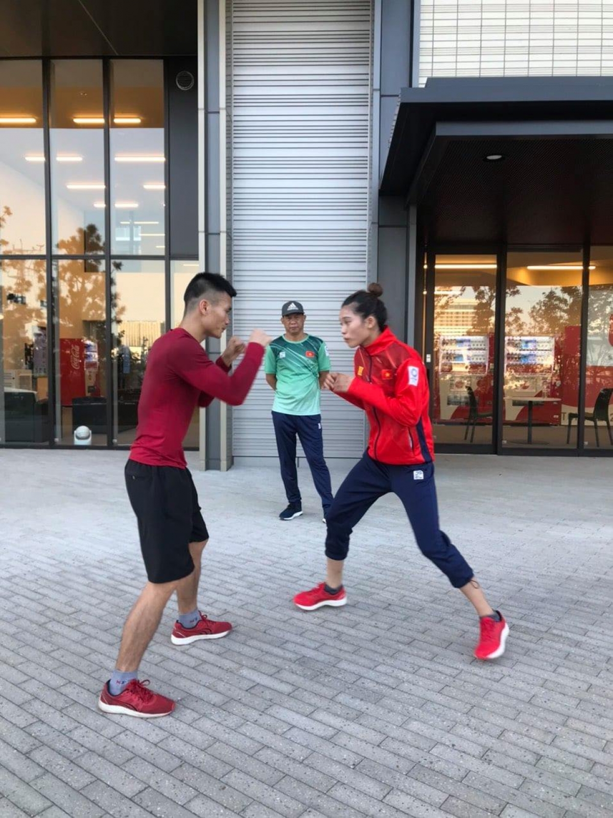 Các võ sỹ boxing tranh thủ tập luyện sau khi tới làng VĐV