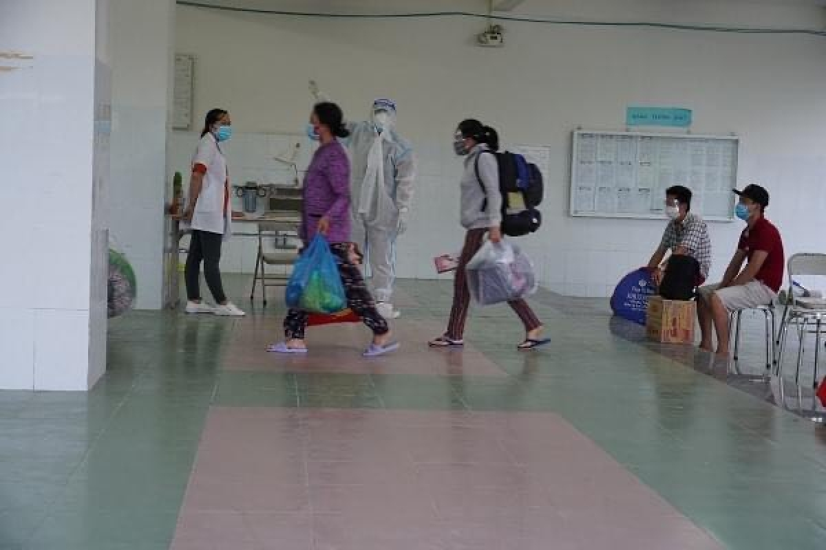 Đưa các ca nhiễm COVID-19 vào khu cách ly ở Đồng Tháp