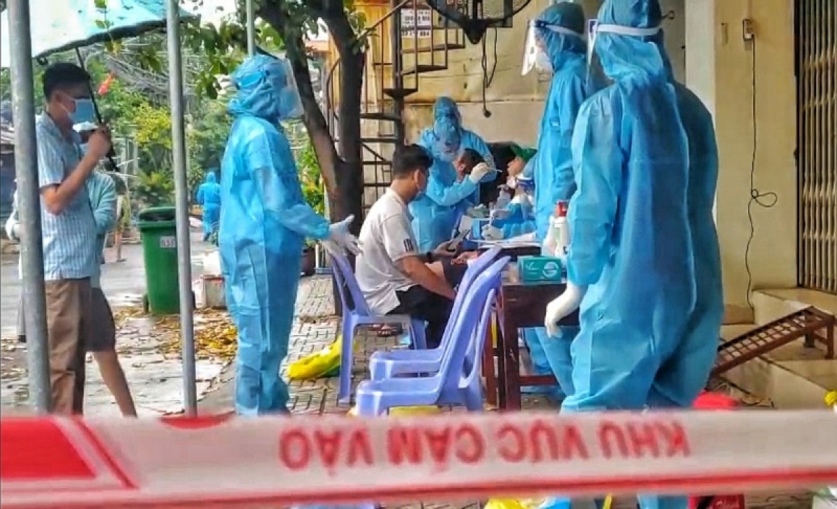 Các cán bộ y tế khẩn trường truy vết, lấy mẫu người liên quan