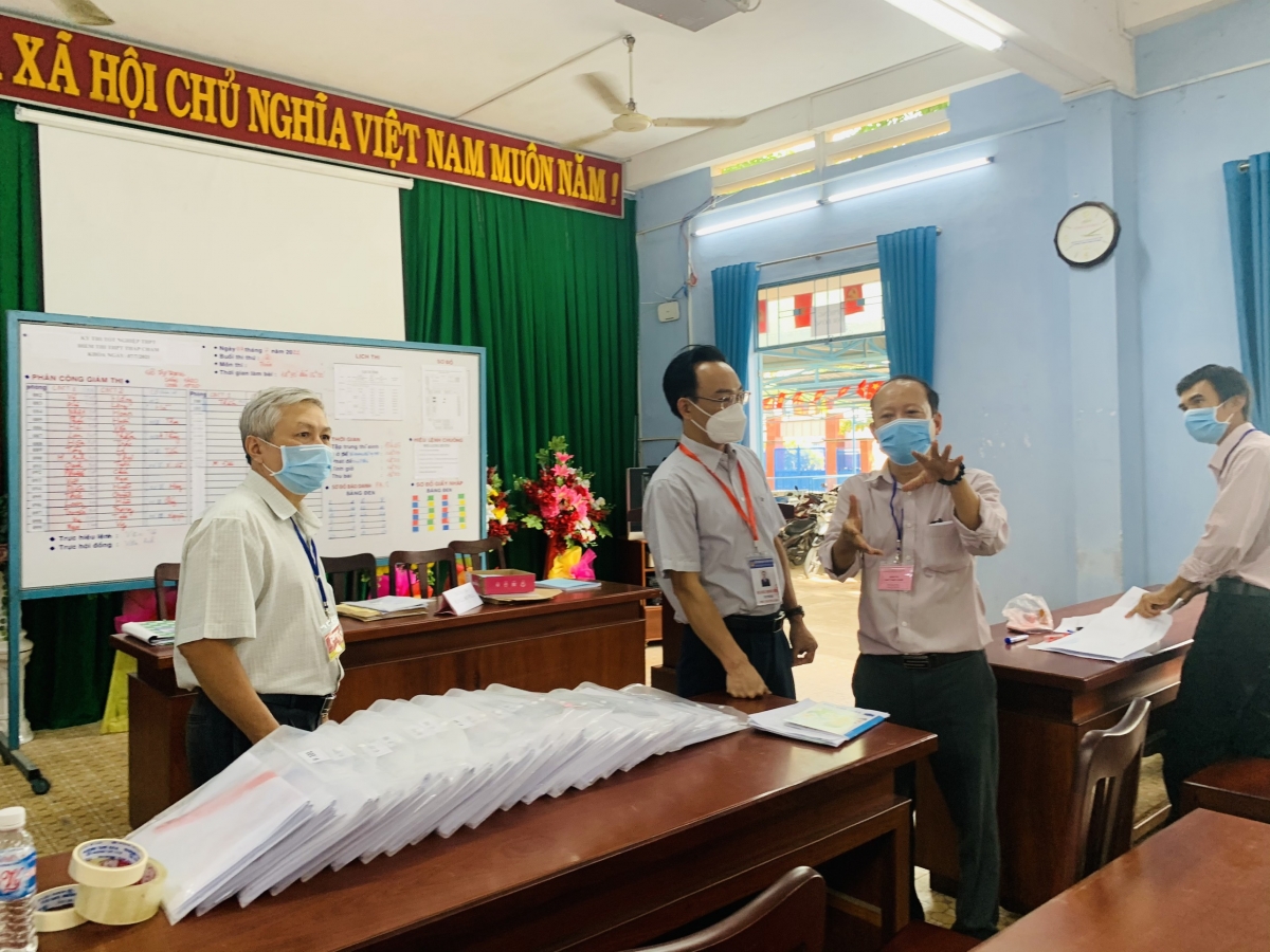 Thứ trưởng Hoàng Minh Sơn kiểm tra công tác bàn giao đề thi, quy trình trình giao, nhận bài thi... Đây là những khâu đặc biệt quan trọng liên quan trực tiếp đến bảo mật đề thi, bài thi.