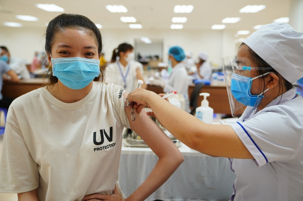 Công tác tiêm vaccine phòng COVID-19 đang được triển khai mạnh mẽ trên cả nước