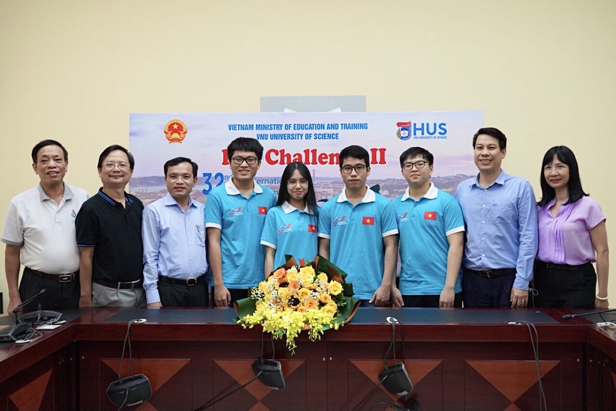 PGS.TS Mai Văn Trinh, Cục trưởng Cục quản lý chất lượng, Bộ GD-ĐT (thứ 3 từ bên trái) và PGS.TSKH Vũ Hoàng Linh, Hiệu trưởng trường ĐH Khoa học Tự nhiên (thứ 2 từ bên trái) cùng các cán bộ, giáo viên chúc mừng thành tích của Đội tuyển Olympic sinh học Việt Nam