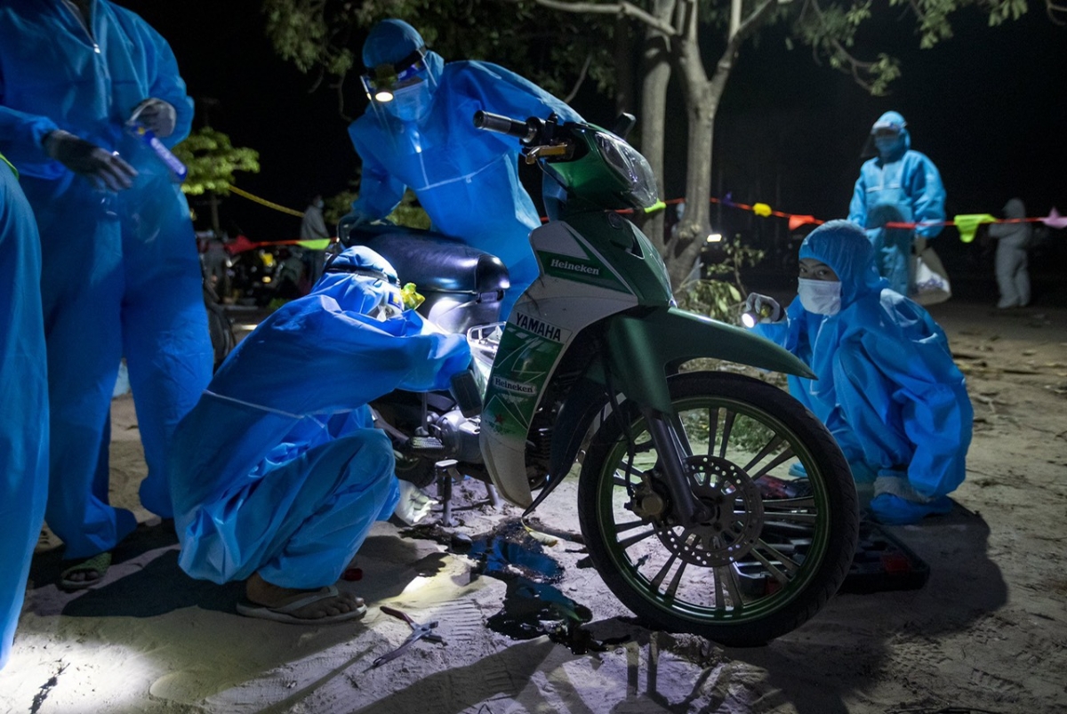 Đội sửa xe lưu động ĐH Đông Á giúp người dân trên đường về quê
(Ảnh: Hải Sơn - VOV Miền Trung)
