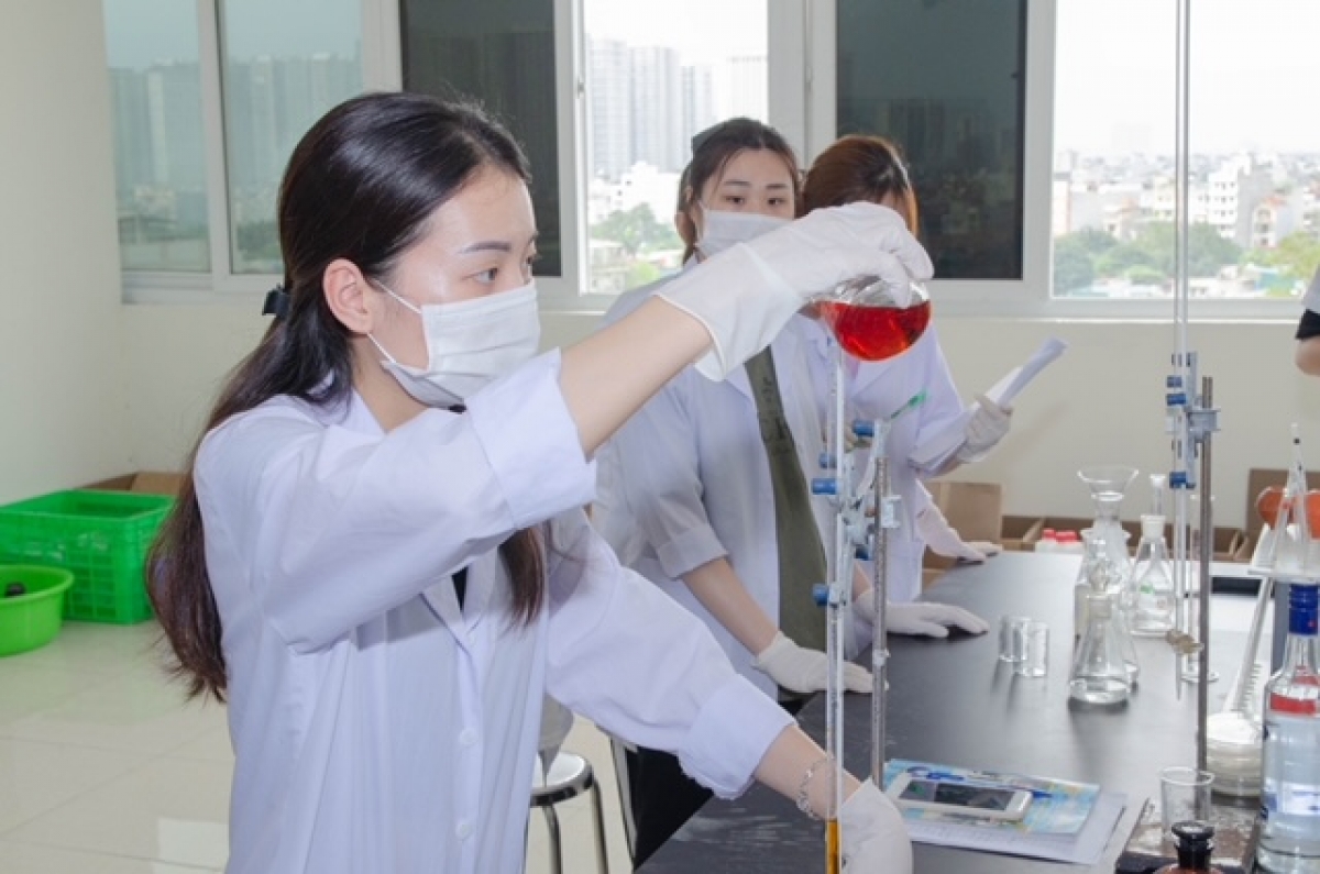Giờ thực hành tại Khoa Công nghệ thực phẩm, Trường ĐH Kinh tế kỹ thuật công nghiệp