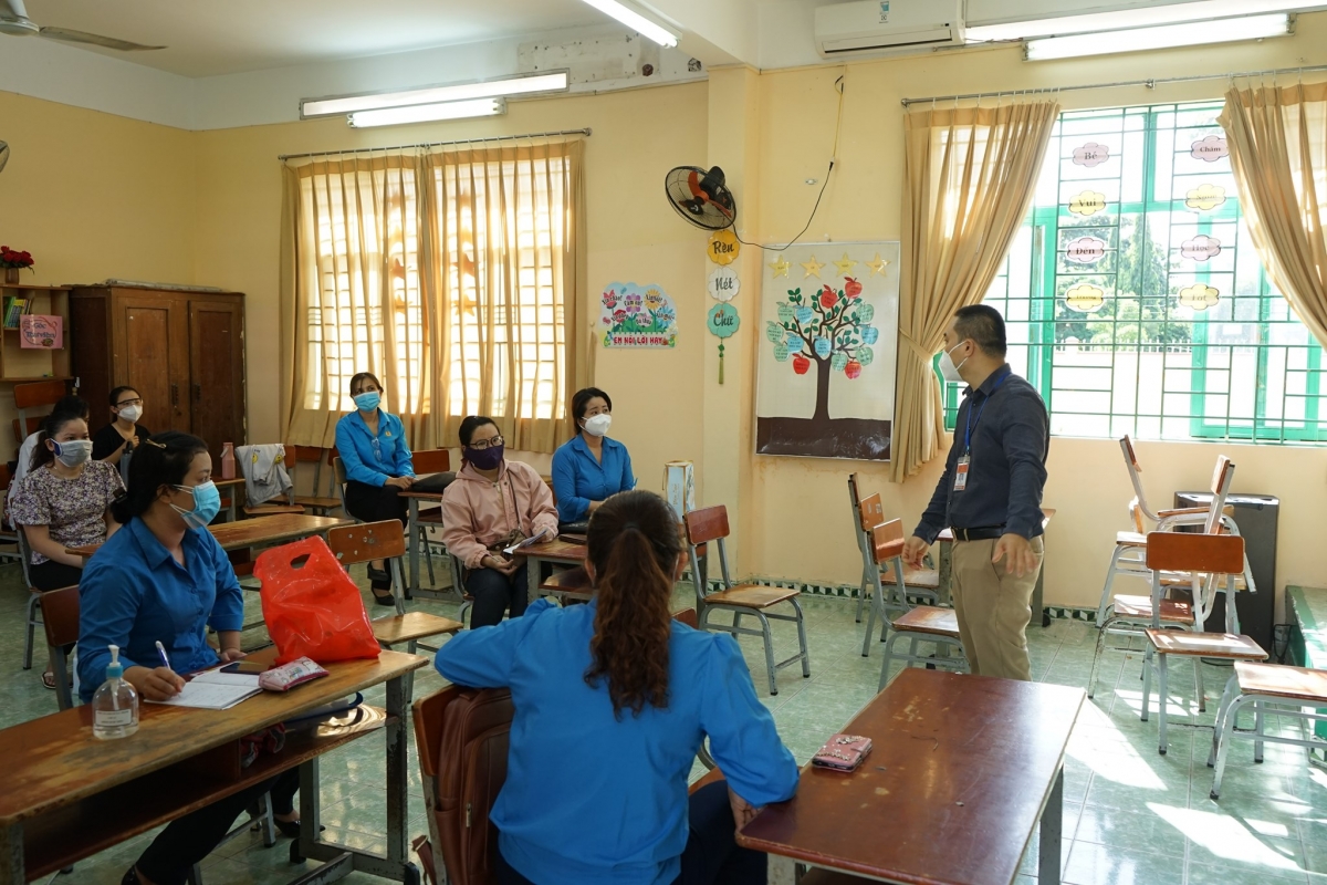 Giảng viên Nguyễn Duy Tiến họp, tổ chức công việc mỗi buổi sáng