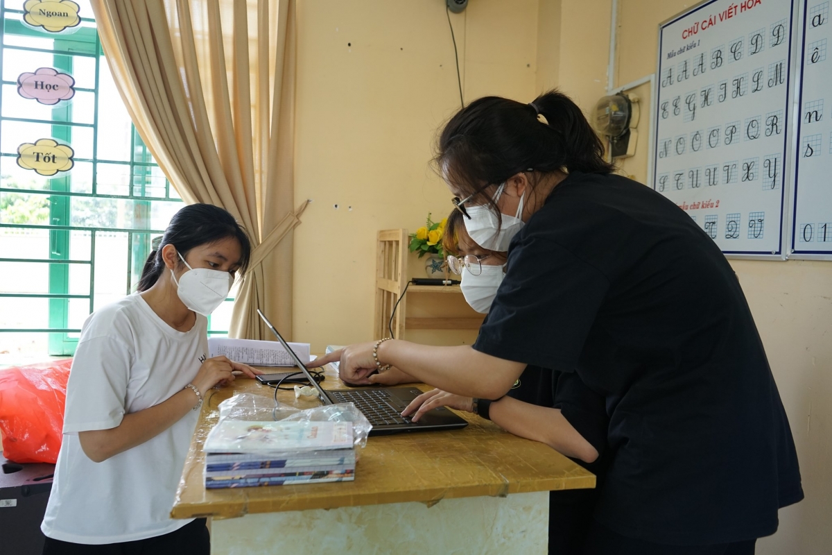 Sinh viên Đại học Y tế công cộng hỗ trợ nhau trong công tác truy vết