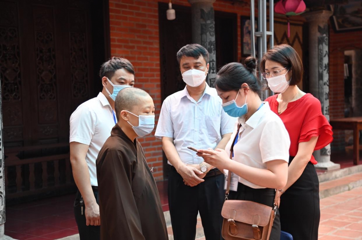Điều tra viên phường Phạm Đình Hổ, Quận HBT thu thập thông tin tại Chùa Đức Viên, Hà Nội.