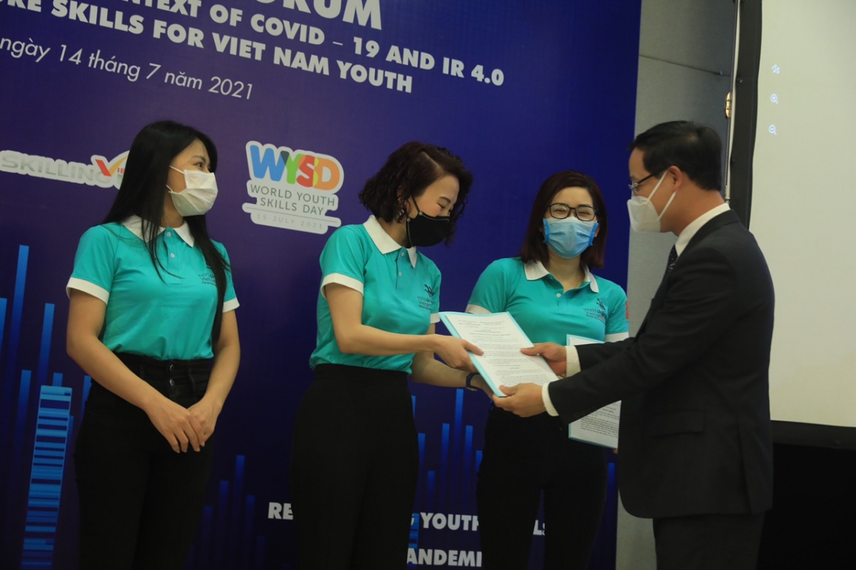 Ông Trương Anh Dũng, Tổng cục trưởng Tổng cục Giáo dục Nghề nghiệp (Bộ LĐ-TB&XH) trao quyết định bổ nhiệm đại sứ Kỹ năng nghề Việt Nam năm 2021