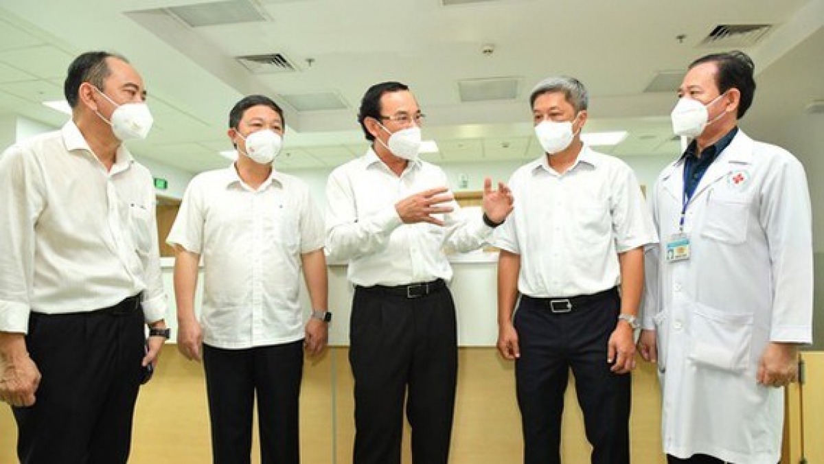 Bí thư Thành ủy TP. HCM Nguyễn Văn Nên trao đổi cùng các đồng chí lãnh đạo Bộ Y tế, lãnh đạo UBND TP. HCM, Sở Y tế, lãnh đạo Bệnh viện Hồi sức Covid-19