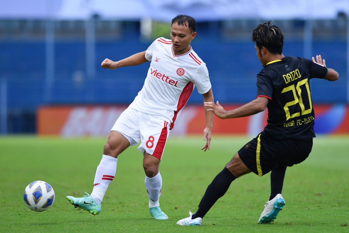 Trọng Hoàng khiến 2 cầu thủ Kaya FC phải nhận thẻ đỏ trực tiếp