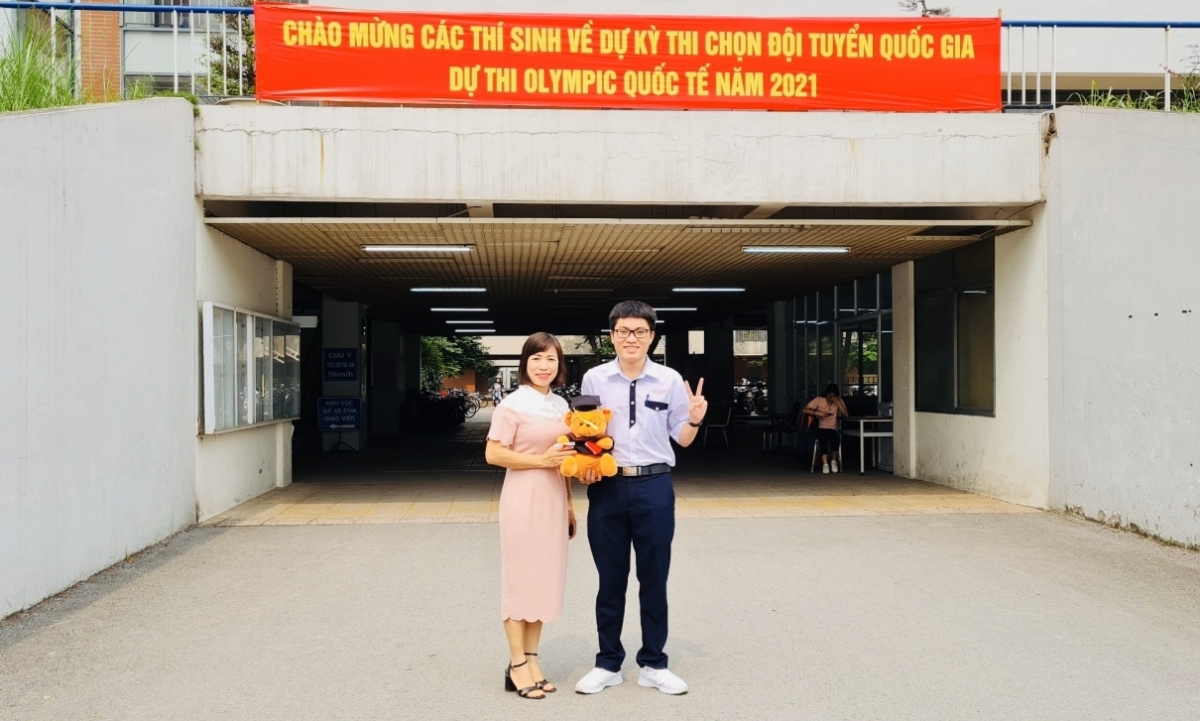 Đặng Lê Minh Khang cùng cô Hoàng Thị Lan Anh, Tổ trưởng Tổ Sinh học, phụ trách đội tuyển quốc gia