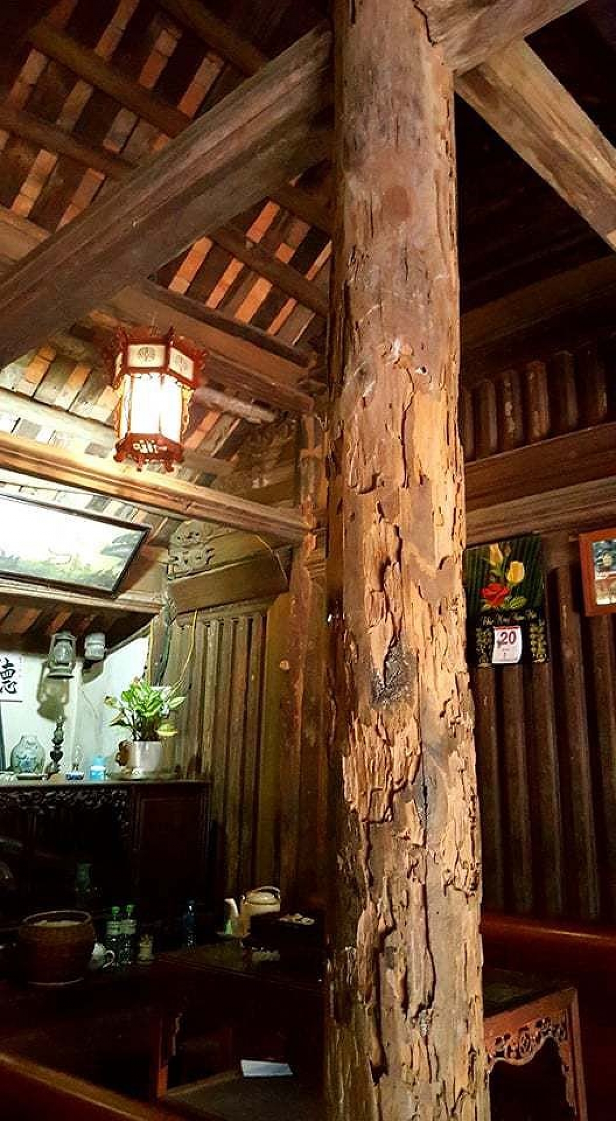 Cột nhà một người dân ở Làng cổ Đường Lâm mục ruỗng theo thời gian mà chủ nhân không dám tu sửa
