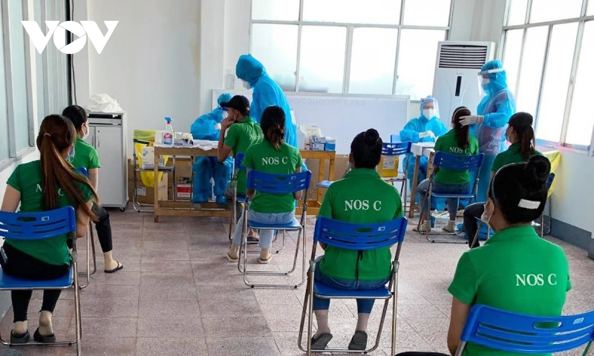 Công nhân KCN tại Đồng Nai được lấy mẫu xét nghiệm