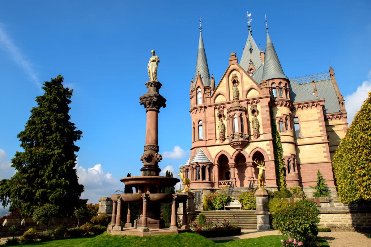 Lâu đài Drachenburg với những ngọn tháp thơ mộng