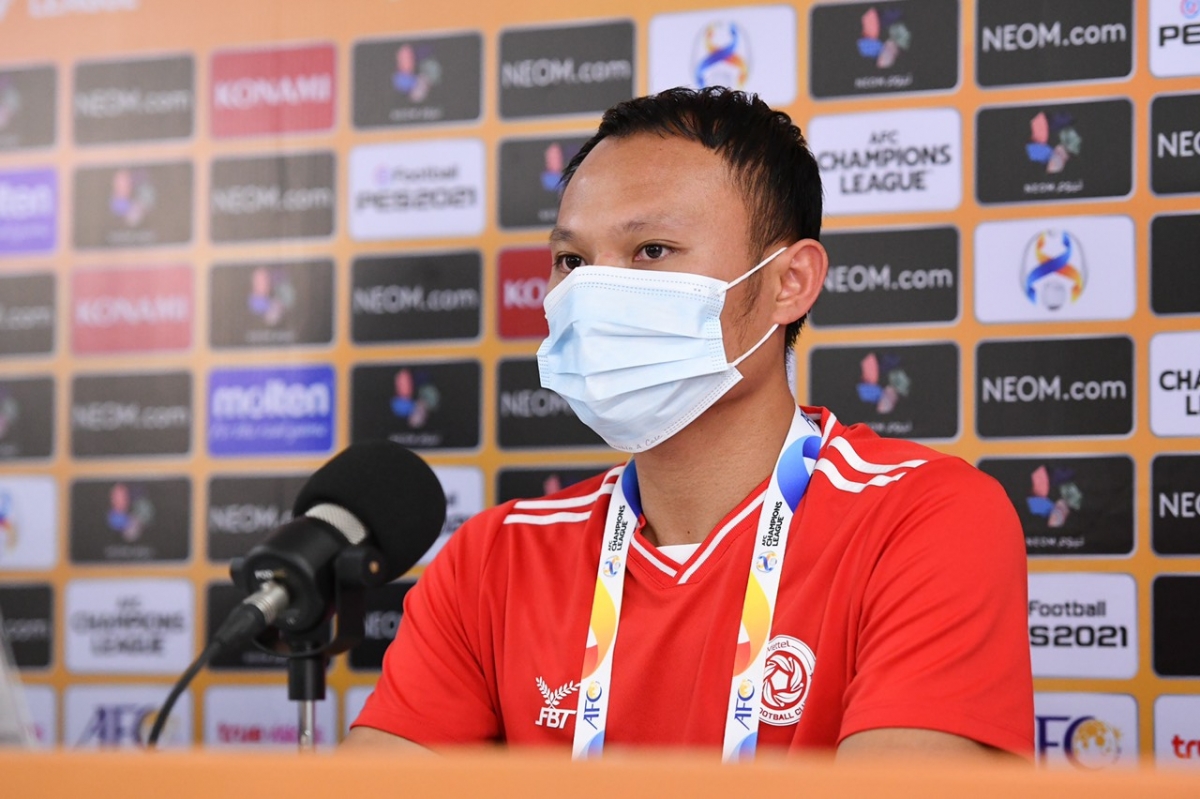 Trọng Hoàng trong cuộc họp báo trước trận tái đấu BG Pathum United
