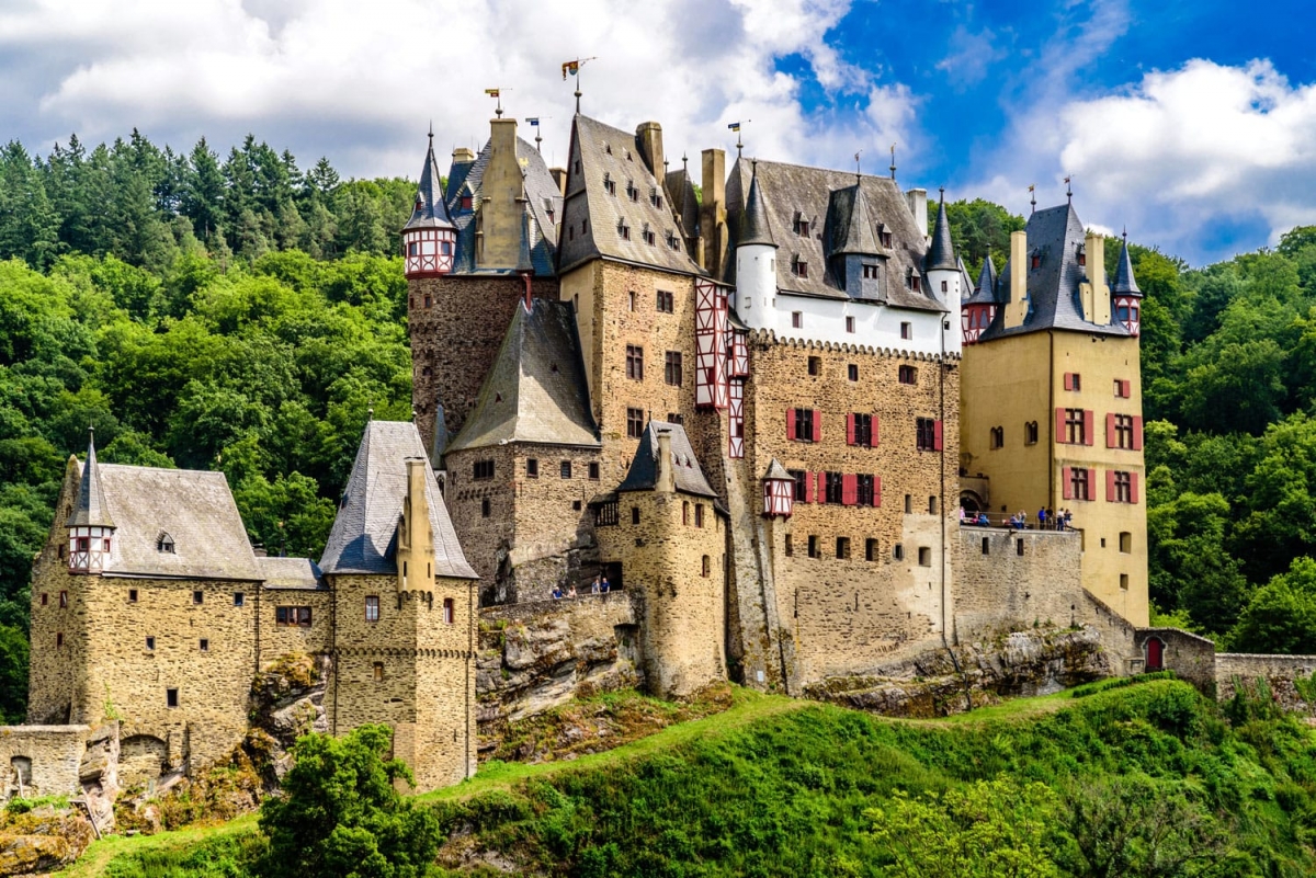 Lâu đài Burg Eltz nổi bật với các ô cửa đỏ và những bức tường đá ong
