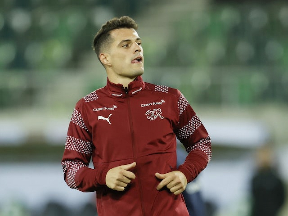Việc thiếu vắng đội trưởng Granit Xhaka ở khu vực giữa sân sẽ là vấn đề đau đầu đối với HLV Vladimir Petkovic