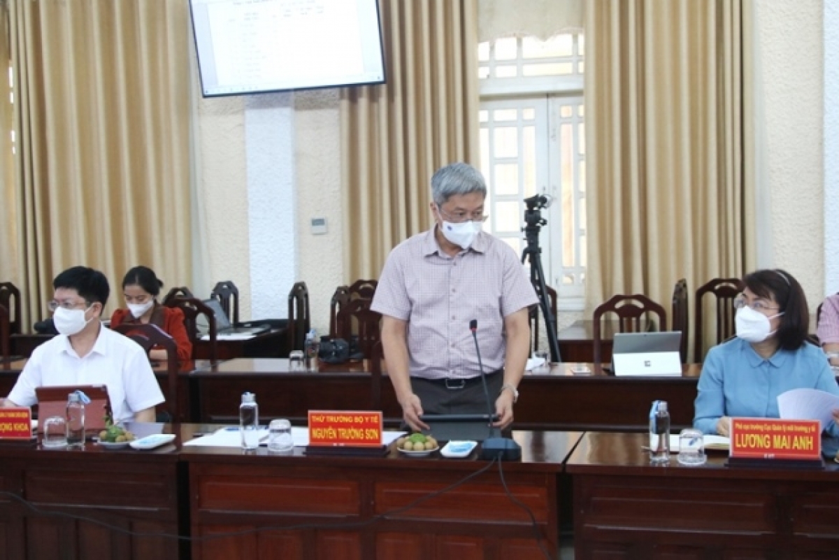 Thứ trưởng Bộ Y tế Nguyễn Trường Sơn làm việc với tỉnh Đồng Tháp
về giải pháp khẩn cấp phòng, chống dịch Covid-19