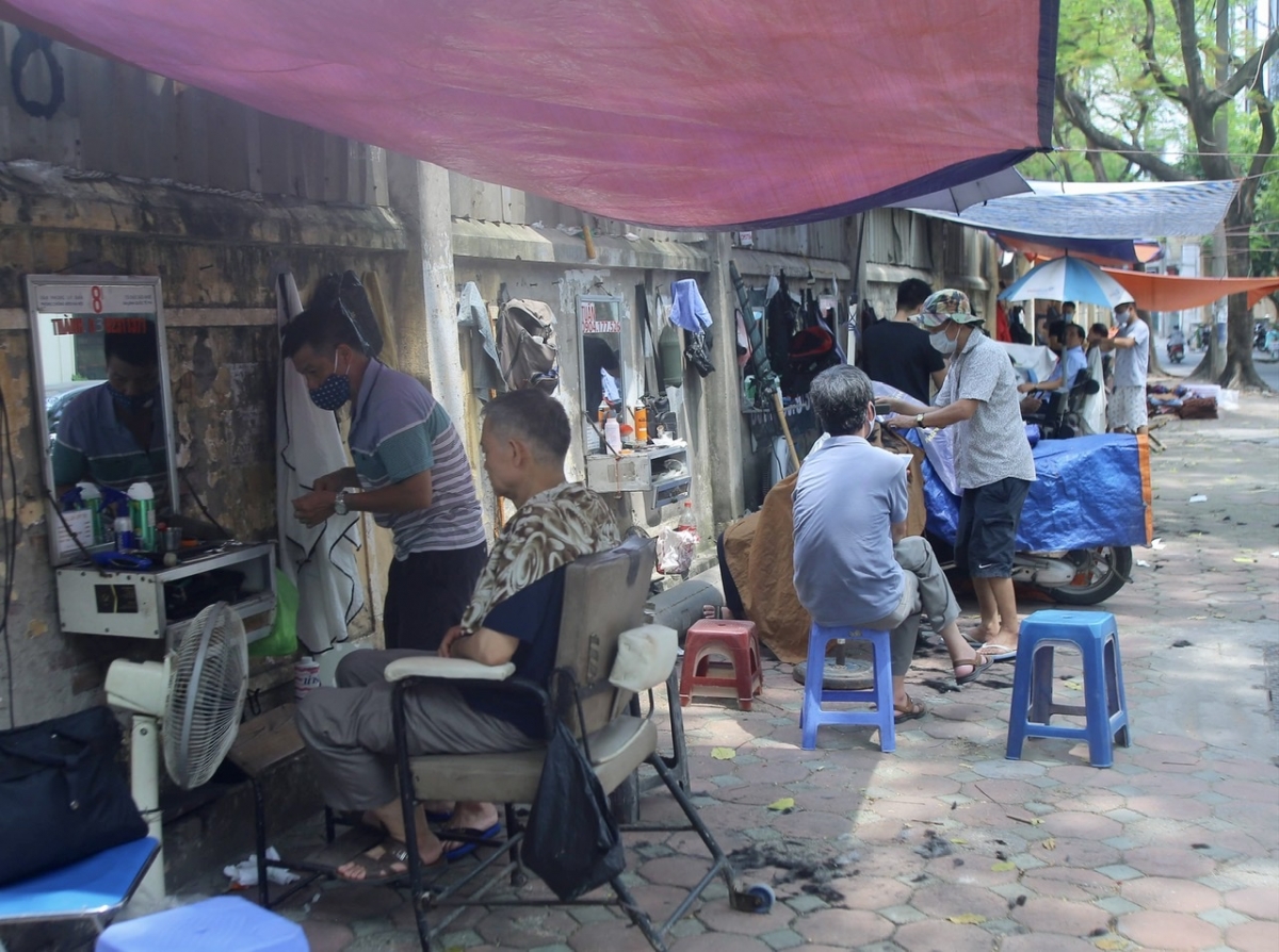 Thợ cắt tóc vỉa hè là một trong những đối tượng được nhận hỗ trợ (Ảnh KT)