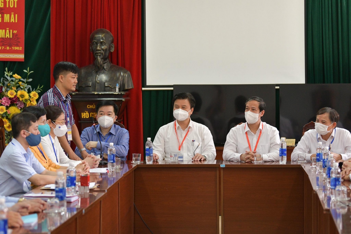 Thầy giáo Nguyễn Văn Minh trưởng điểm thi trường THPT nội trú tỉnh Hòa Bình báo cáo Bộ trưởng