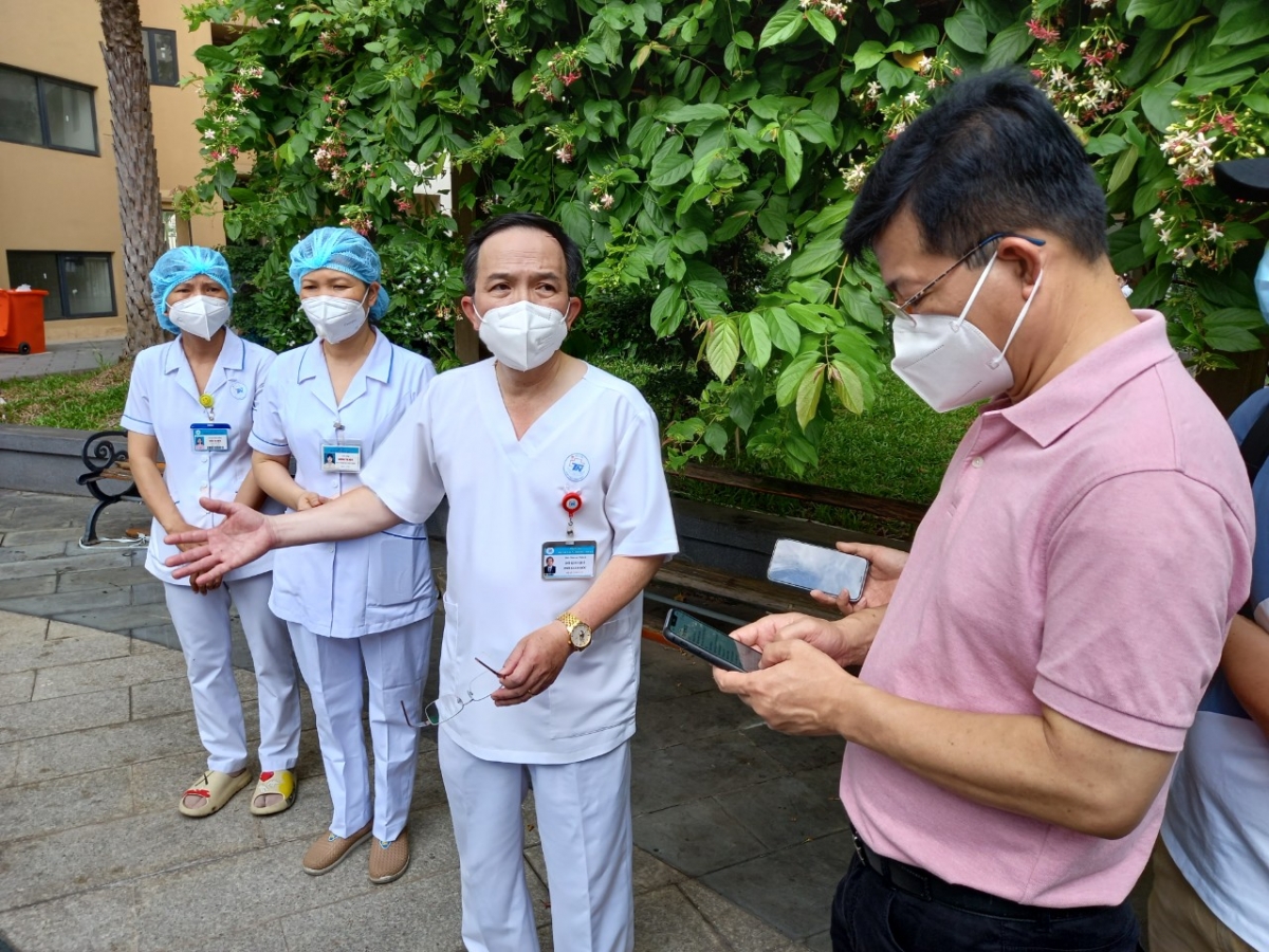 PGS.TS Đỗ Kim Quế (thứ 2 phải qua) nói về công tác thu dung, điều trị