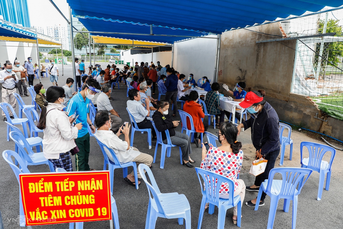 Người dân TP HCM tiêm vaccine ngừa Covid-19 trong chiến dịch đợt 4. Ảnh: Hữu Khoa.