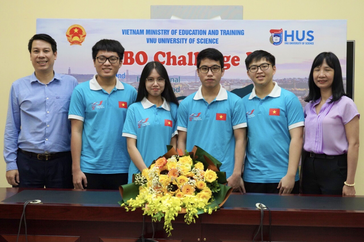 4 học sinh của đội tuyển Olympic Sinh học quốc tế chụp ảnh cùng với các thầy giáo, cô giáo