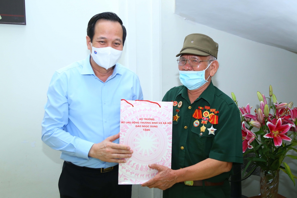 Bộ trưởng tặng quà cho ông Phạm Đình Thi - thương binh 1/4