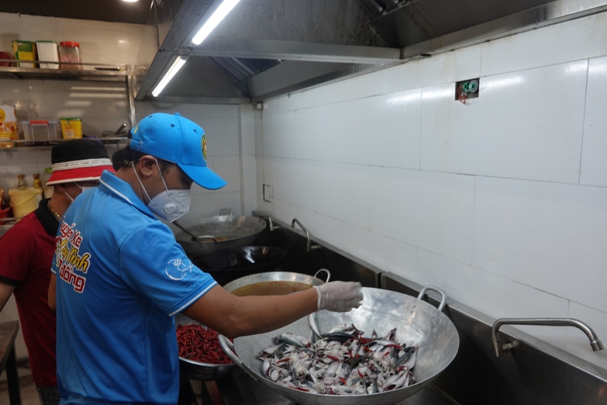 Anh Hồ Ngọc Thanh, điều hành quỹ Chuyến xe vạn tình 0 đồng Đà Nẵng
cùng các anh em tự tay kho cá nục gửi Sài Gòn (Ảnh An Dy)