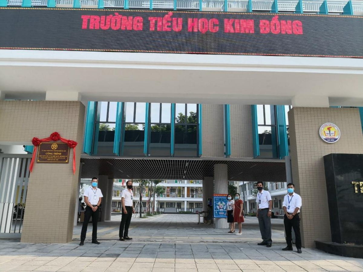 Điểm chờ thi không xa nhưng tâm lí phụ huynh vẫn muốn ở vị trí nhìn thấy cổng trường thi