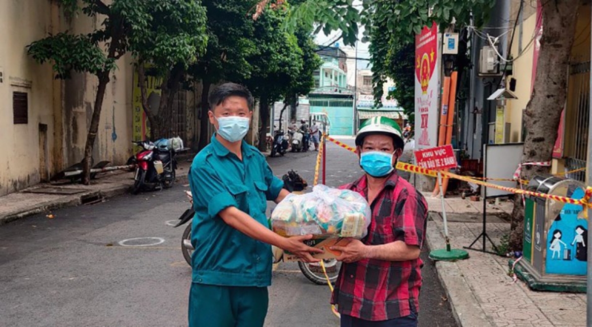 TP.HCM đang cố gắng kịp thời hỗ trợ người dân gặp khó khăn do dịch Covid-19 (Ảnh: Hà An).