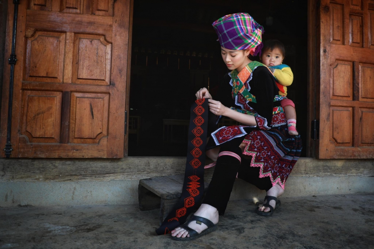 "Cô gái H'Mông" Khánh Vân đan khăn bên bậu cửa