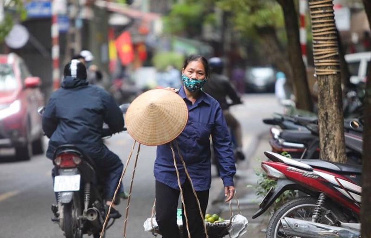 Người phụ nữ bán hàng rong ở Hà Nội (ảnh minh họa)