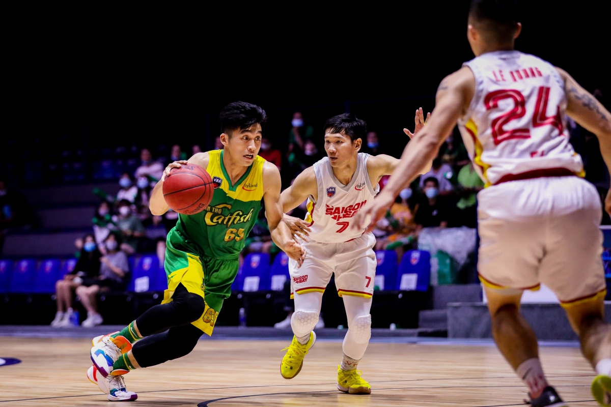 Lê Hiếu Thành (áo xanh) trong trận đấu với Saigon Heat ở VBA 2020