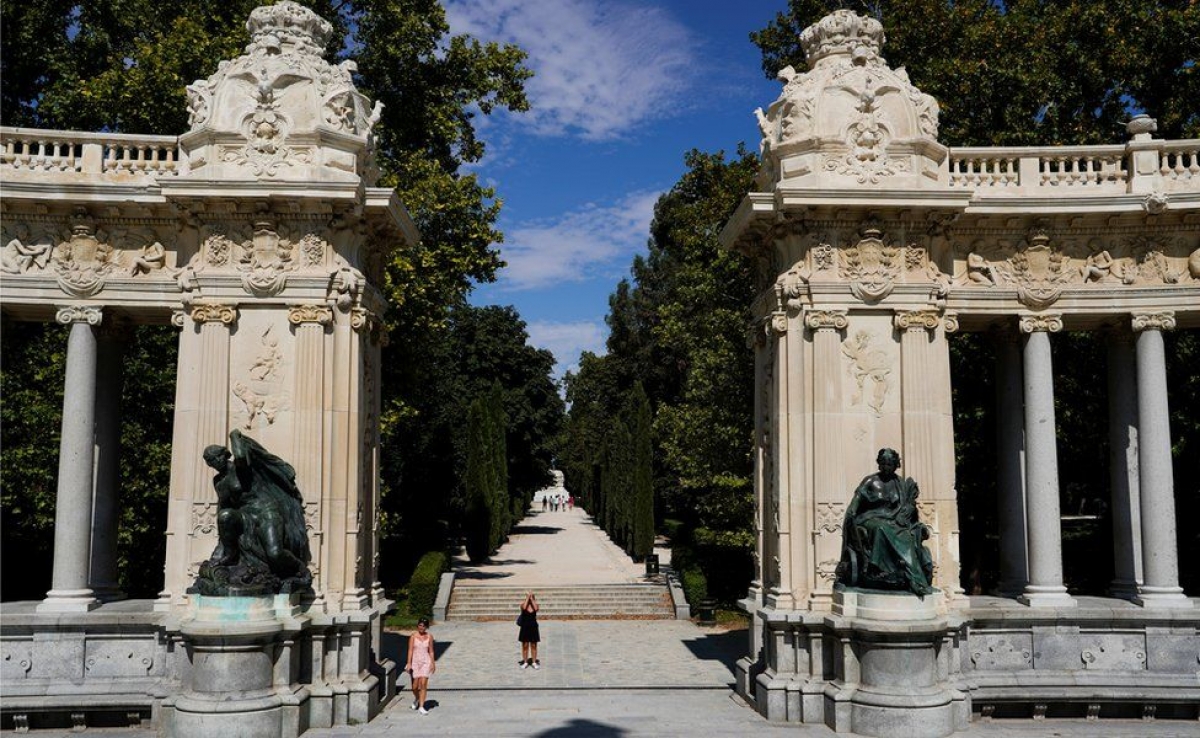 Khu cảnh quan hợp thành bởi đại lộ Paseo del Prado và Công viên Buen Retiro ở Madrid