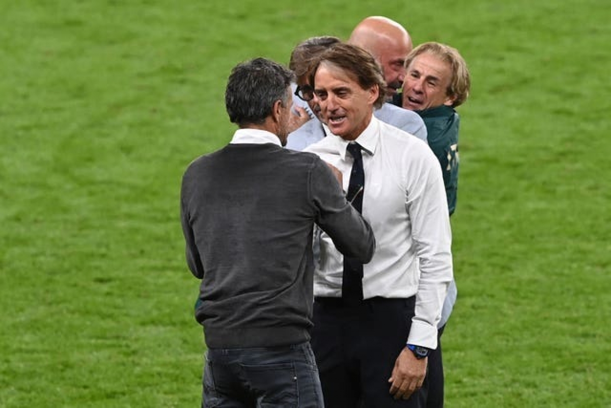 HLV Mancini bắt tay đồng nghiệp Luis Enrique của Tây Ban Nha, sau chiến thắng nhọc nhằn, giành vé vào chung kết.