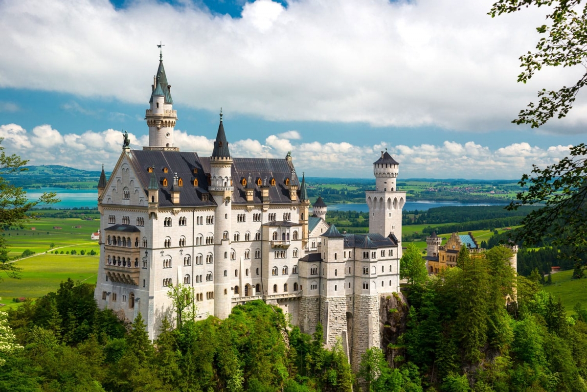 Lâu đài Neuschwanstein như hiện ra từ truyện cổ tích. Ảnh: Roadaffair