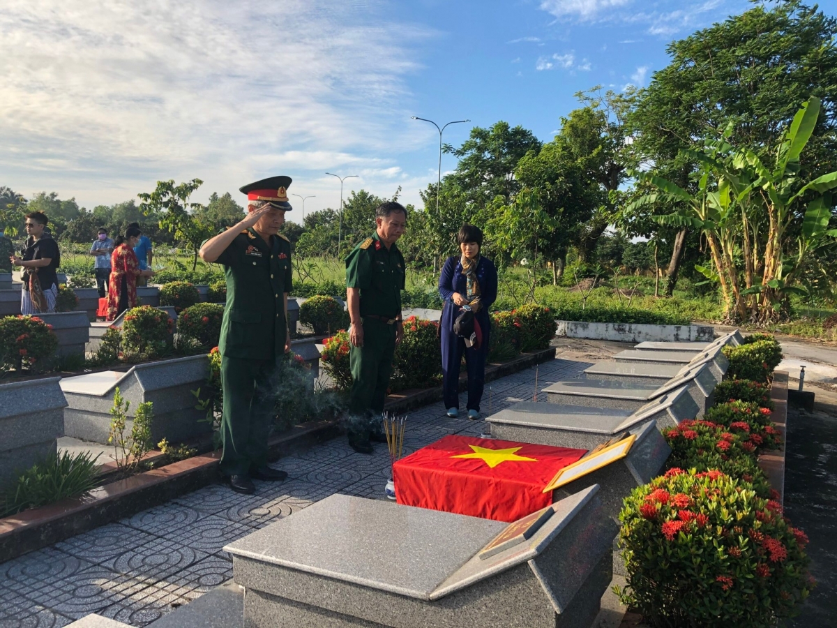 Ông Huấn bên mộ đồng đội