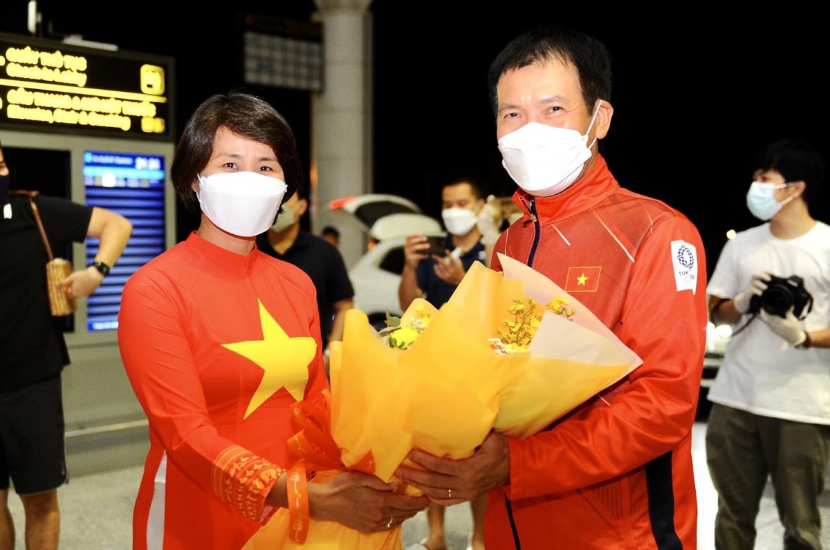 Phó Tổng cục trưởng Lê Thị Hoàng Yến tặng hoa ông Trần Đức Phấn - Trưởng đoàn TTVN tham dự Olympic Tokyo 2020
