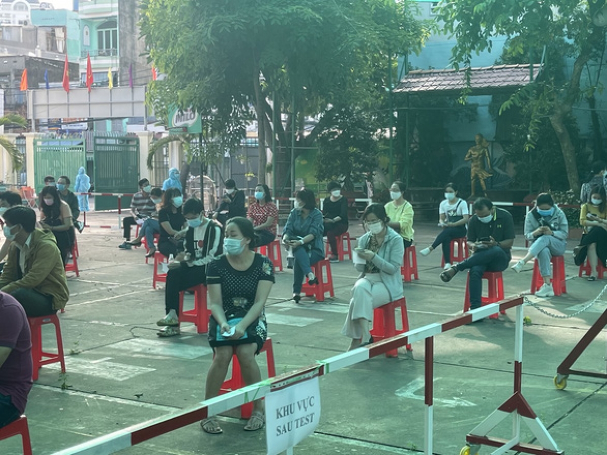 Giáo viên TP.HCM tham gia test COVID-19 sáng 9-7 trước khi bước vào chấm thi kỳ thi tốt nghiệp THPT năm 2021- Ảnh: T.THƯƠNG
