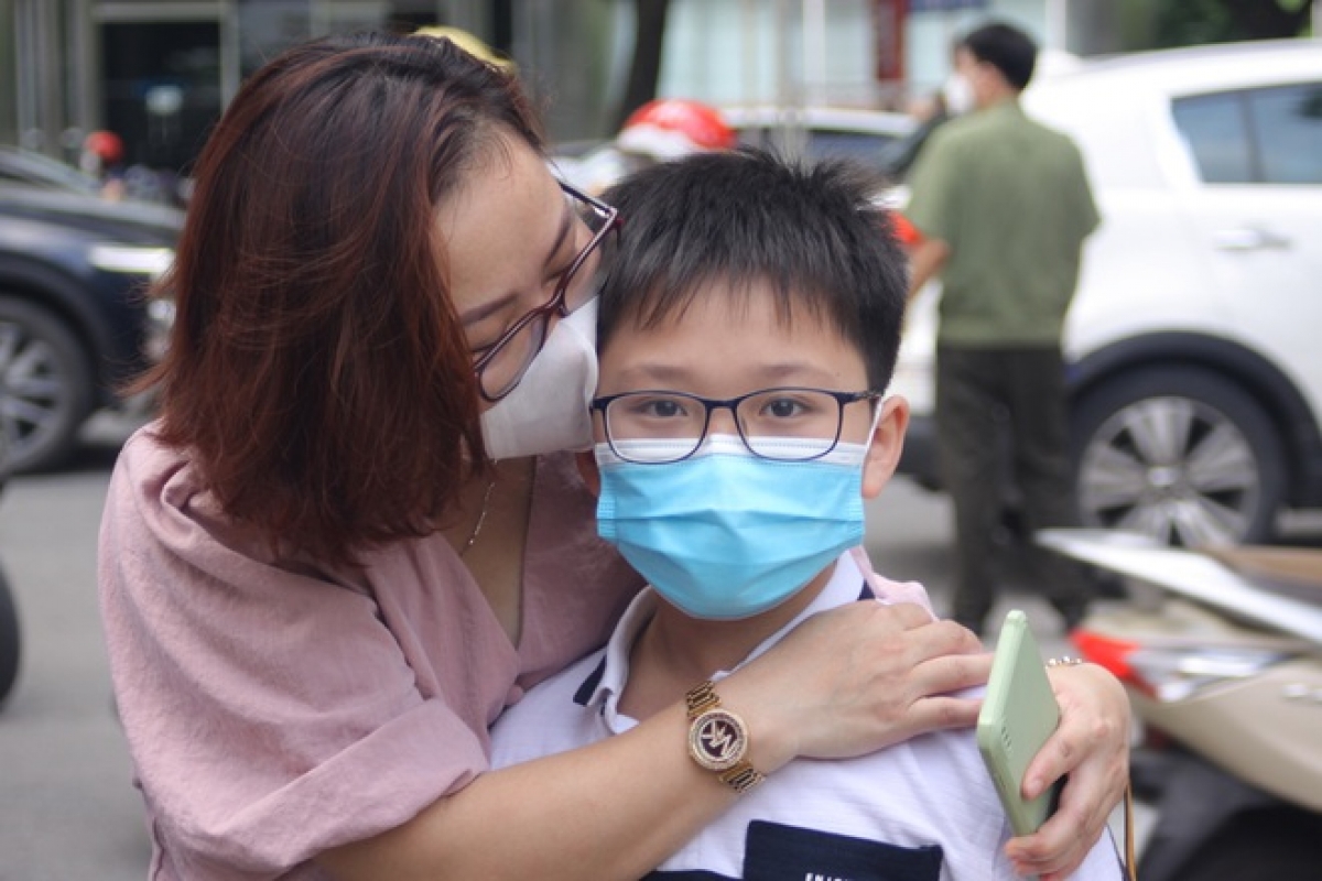 Ngày 10/7, Kỳ thi tuyển sinh vào lớp 6 trường THCS-THPT Nguyễn Tất Thành diễn ra với tổng số 133 phòng thi và hơn 3000 nghìn thí sinh. Trong khi chỉ tiêu tuyển sinh là 240 học sinh. (Ảnh: Văn Hiền, Dantri)