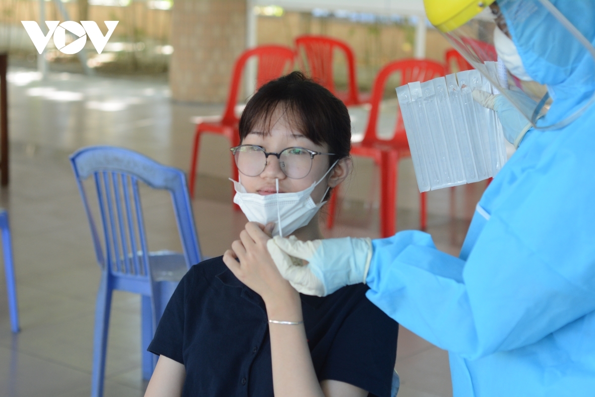 Ngày 4/7, Sở GD&ĐT và Ngành y tế đã xét nghiệm cho thí sinh và những người làm công tác thi tại các địa điểm thi. Trong số hơn 15.200 trường hợp lấy mẫu xét nghiệm bước đầu đều có kết quả âm tính.