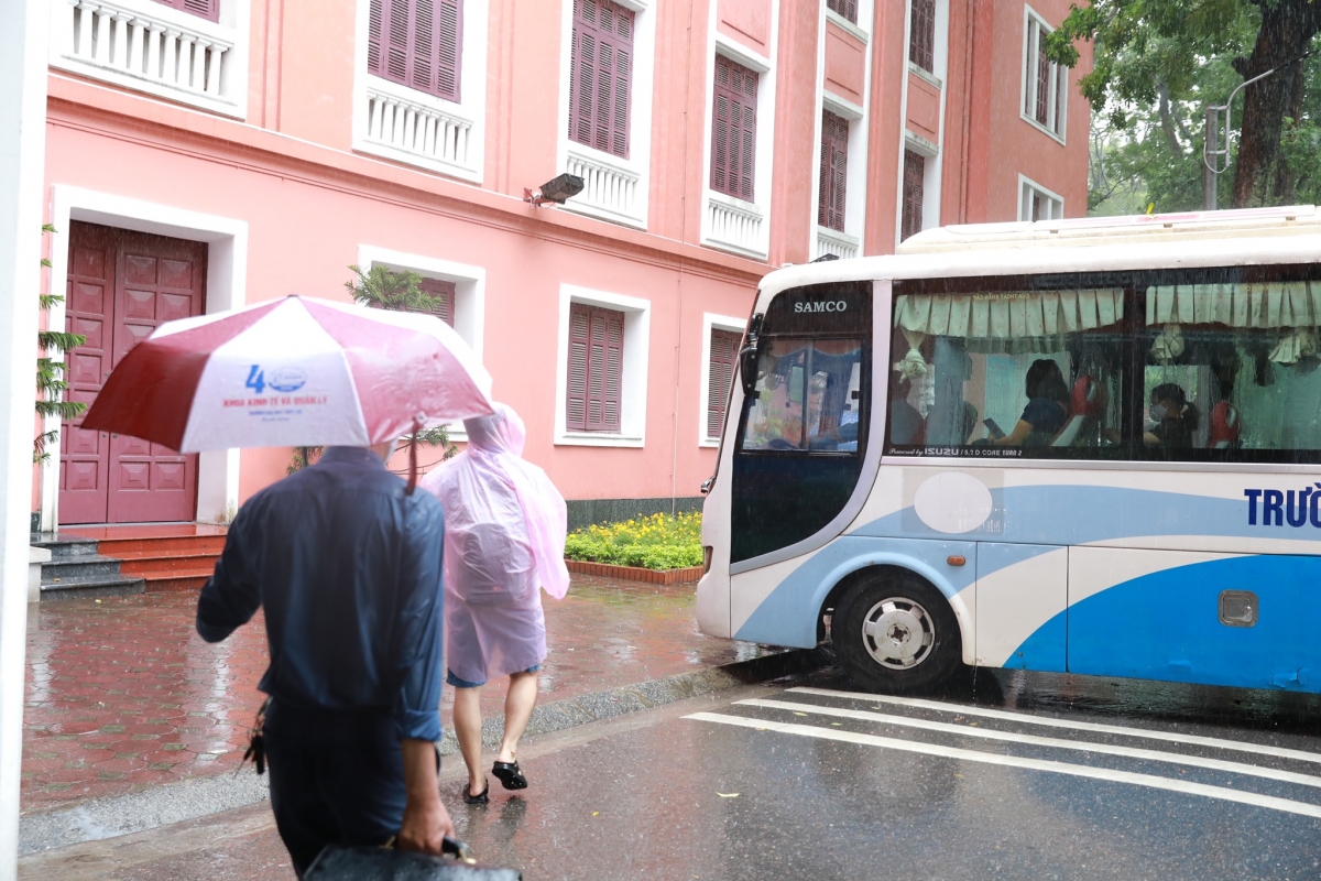 Các thầy cô giảng viên Đại học Thủy lợi xuất phát đúng lúc trời Hà Nội mưa rất to